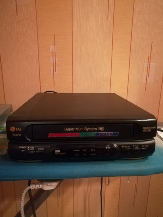 Телевизор, видеоплейер с касетами