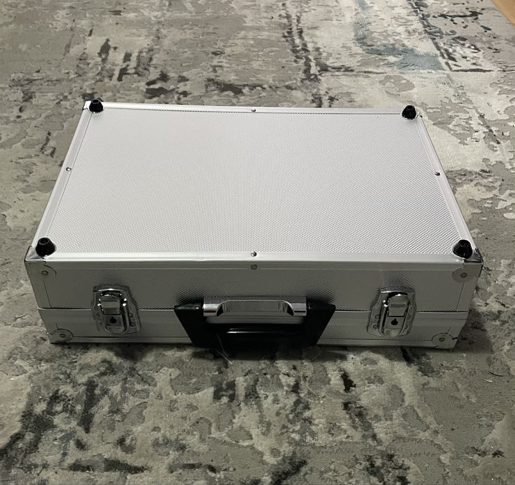 Geanta/servieta/diplomat din aluminiu cu cheie argintie