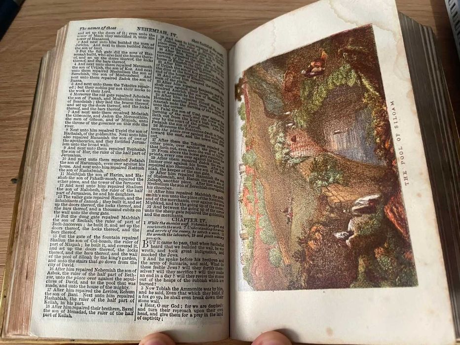 Biblia / Biblie veche, an 1880,  engleza, pagini aurite pe lateral + incuietoare, Coperta piele, 14x9x3 cm
