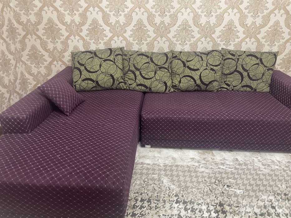 Углавой диван с подушками