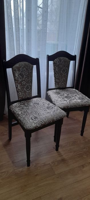 Продам два стула и 4 табуретки