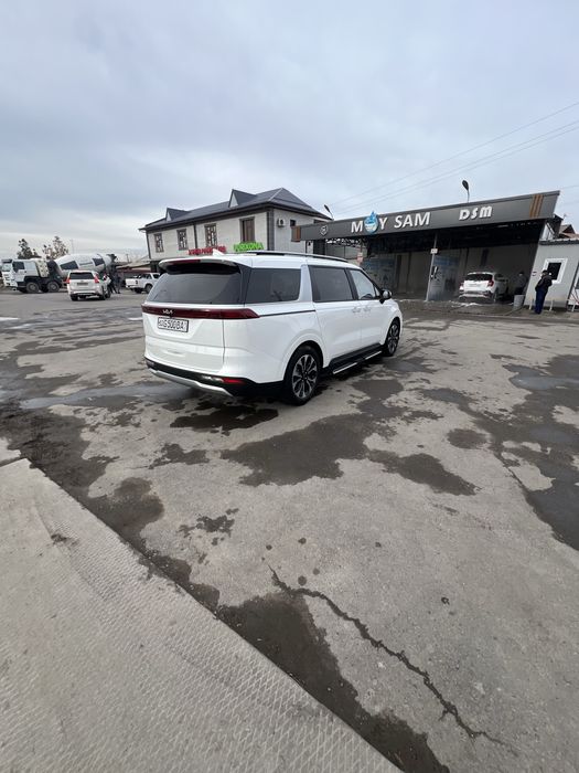 Kia karnival sotiladi  2021 yilgi 27200 km yurgan