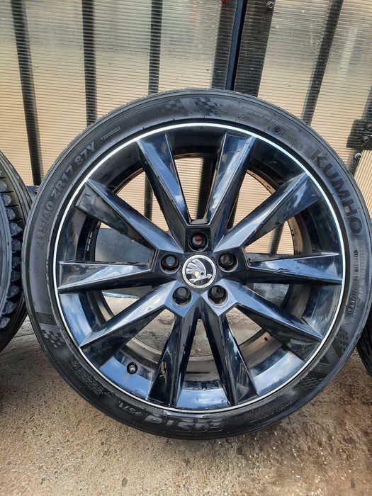 Jenți Skoda Rapid R17 distantă prezoane 100mm Dau cauciuc de 45 si de 40 cum se văd în poze.