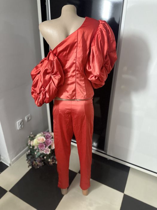 Compleu cu maneci bufante elegant. Marime M