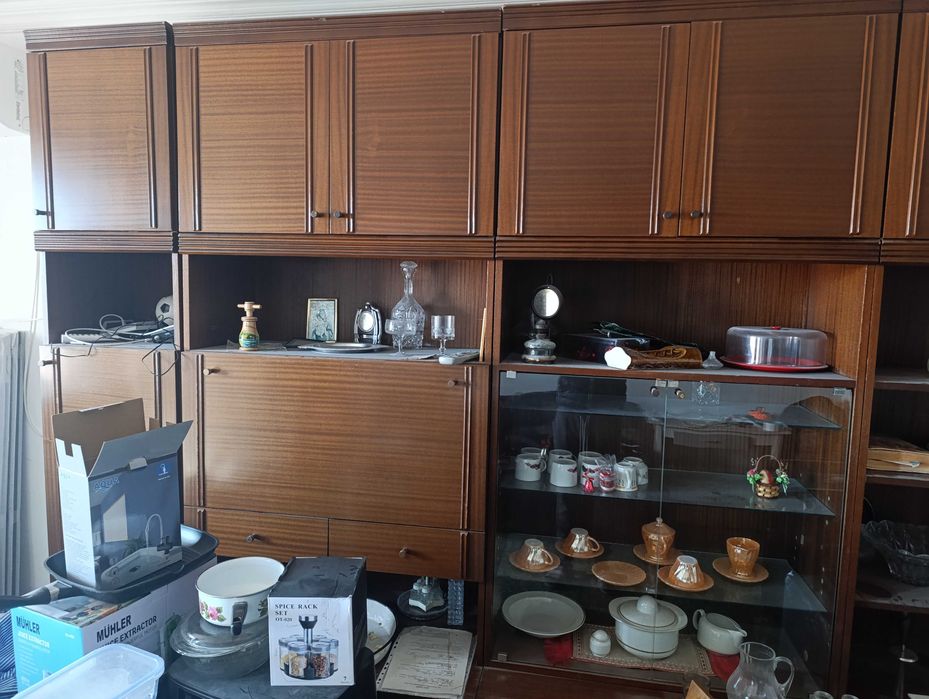 Продавам стара масивна секция