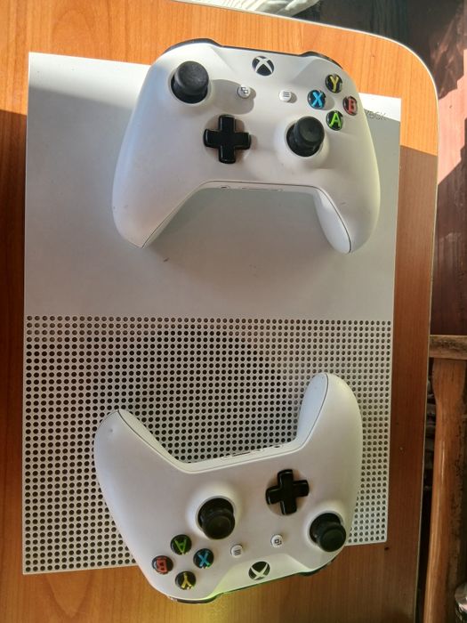 Xbox one S + 2 controllere
