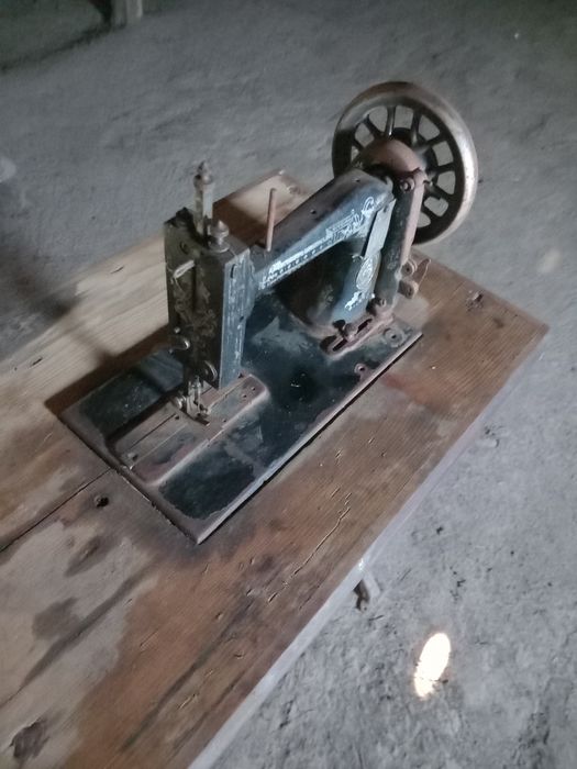 Vând mașina de cusut Singer
