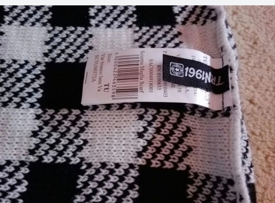 Eșarfă în carouri nouă cu etichetă . Mărime universală.
