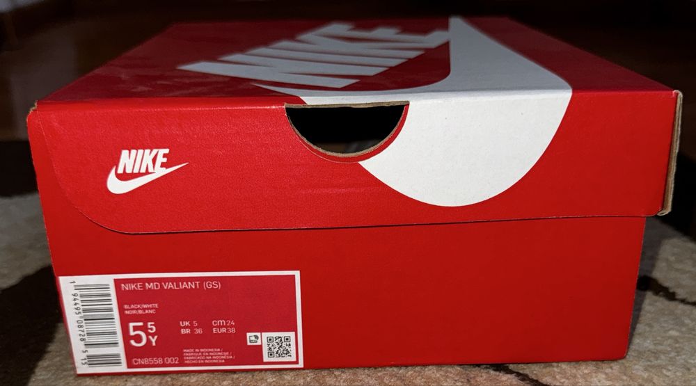 Vând adidași Nike MD Valiant foarte putin folositi