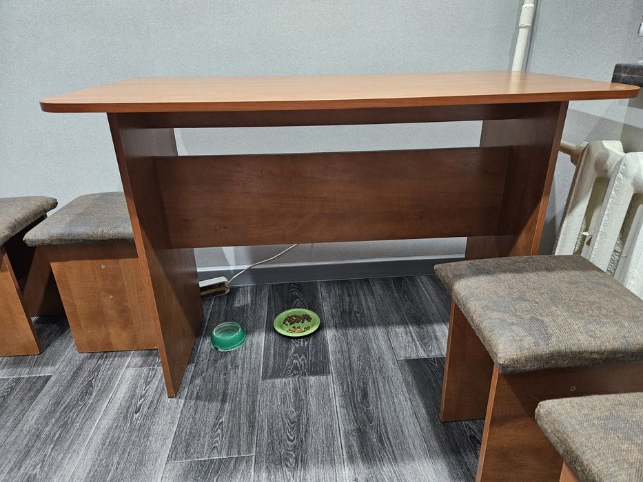 Стол и 4 табуретки