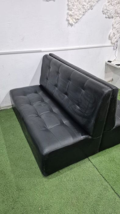 Диван кожаный чистый