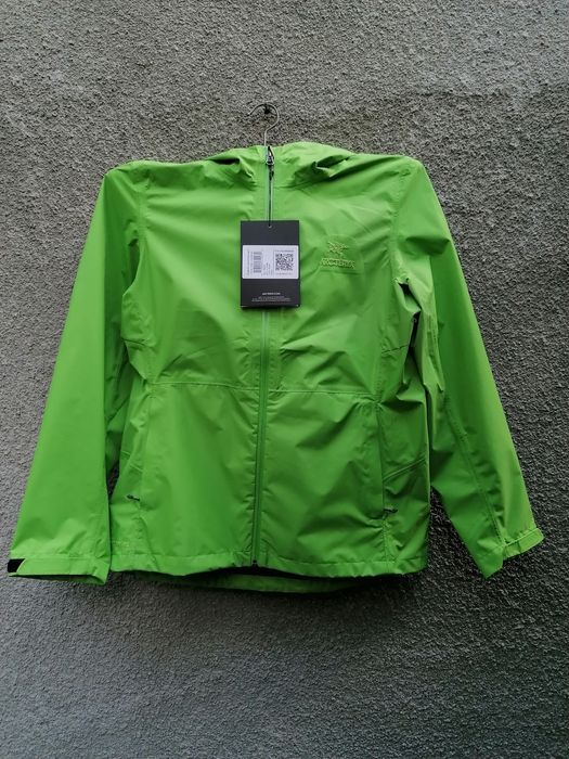 Продавам ново дамско зелено водоустойчиво яке Arc'teryx
