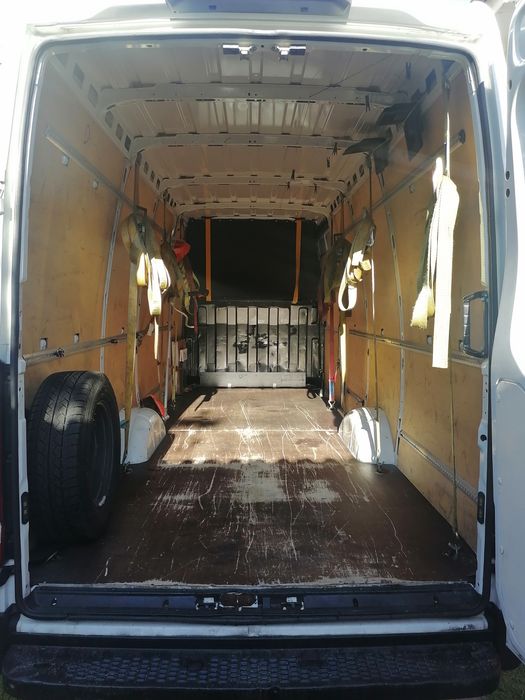 Vind afacere in domeniul transportului de marfa intern și internationa