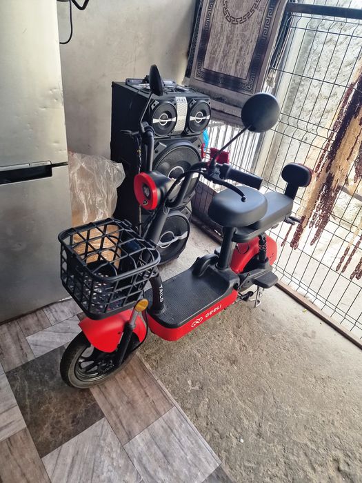 Scuter electric cu pedale cumparat de 4 luni  este înca în garantie factura certificat limitat 25km nu lam delimitat din cauza la garantie pret 20 mil