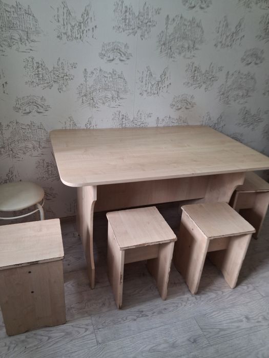 Продам кух стол с табуретками
