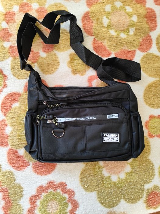 Дамска раница, размер 30 на 30 см.Чисто нова.