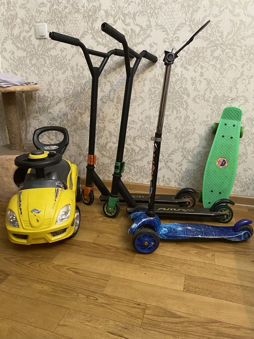 Продам детскую машину, самокаты, и скейтборд