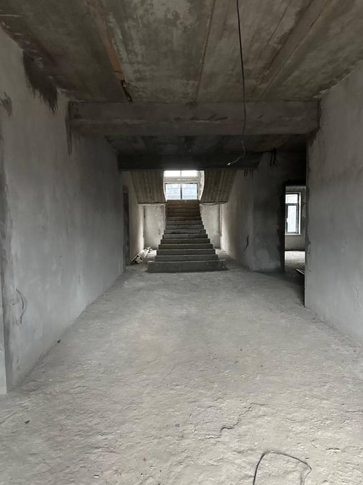 Зангиота туманида 8,5 сотик каропка уй сотилади. Нархи келишилади.