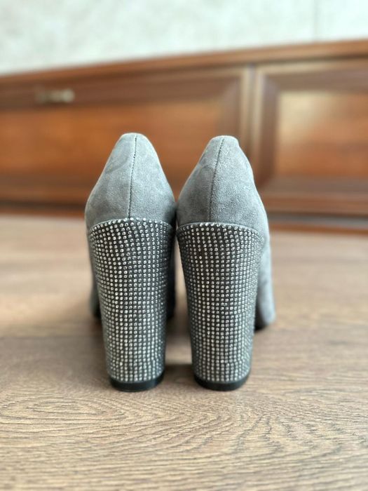 Продам замшевые туфли