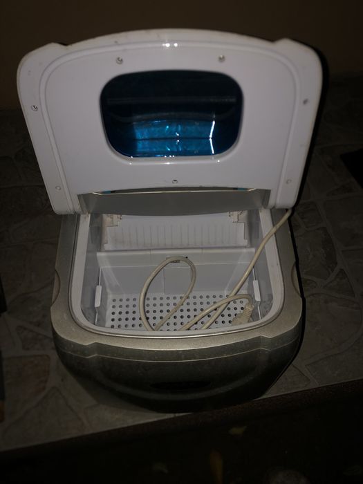 Vand doua masini de facut gheata una zass zim 01 si una profesionala H