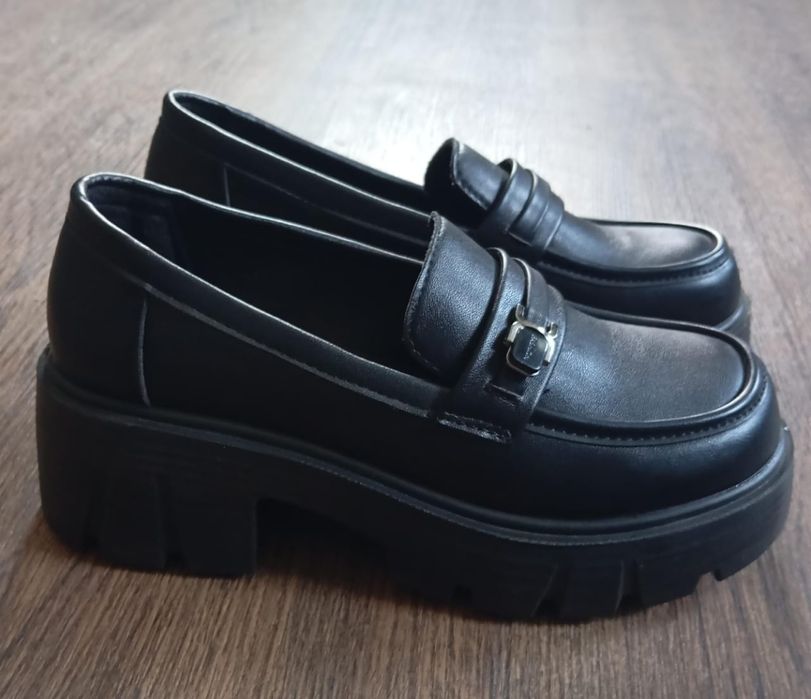 Продам б/у лоферы