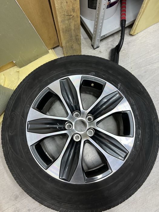 Продам оригинальные диски с шинами комплект