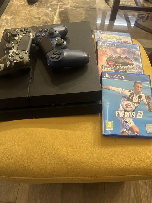 Плейстейшън конзола PS4 500GB с два джойстика и три игри