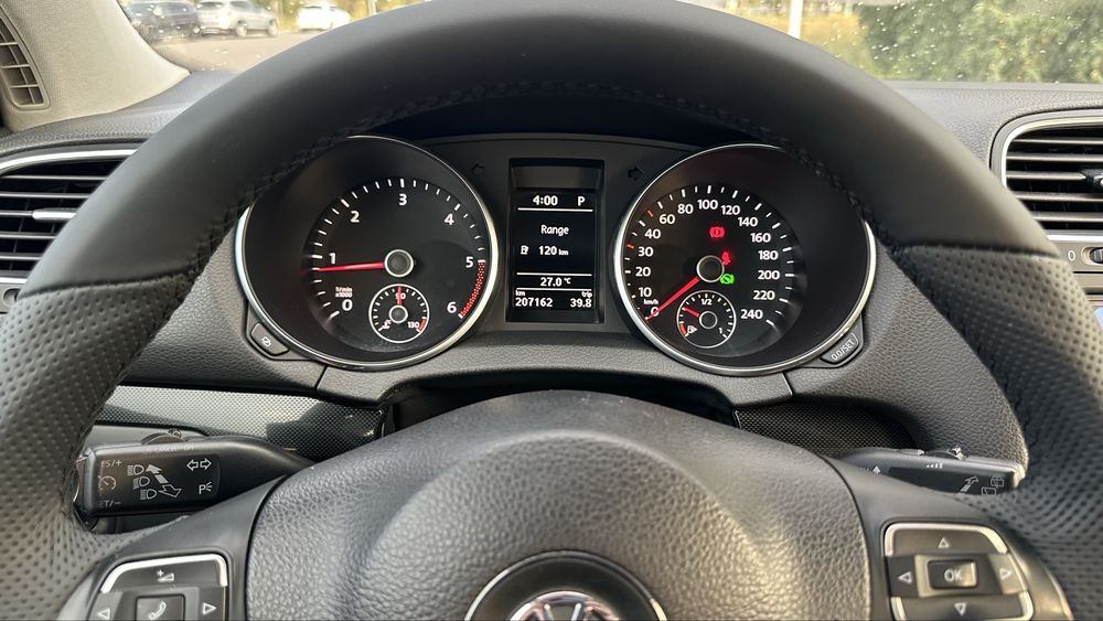 Golf 6// 2.0 Diesel // Automat //110 cai // Navi waze +carplay