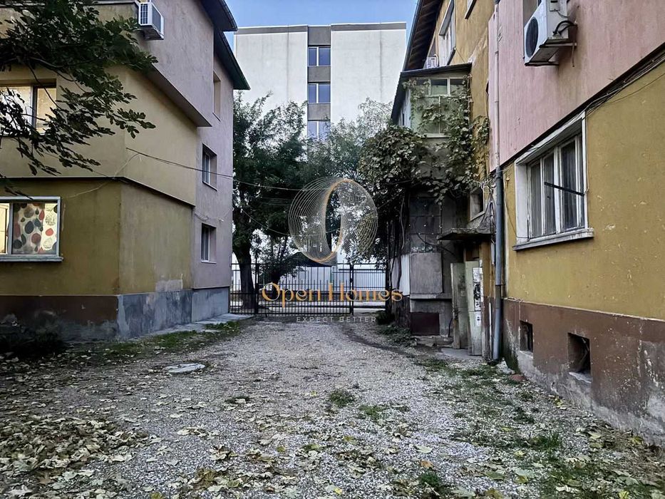 Парцел с масивна сграда в Широк център гр. Пазарджик