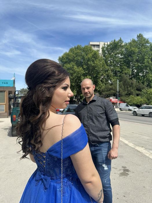 Бална рокля в кралско син цвят