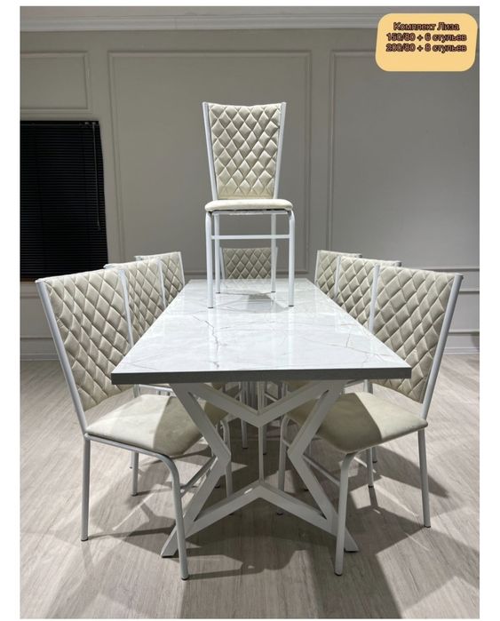 Сем бренди стол со стульями.