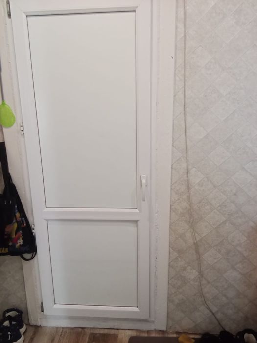 Продам пластиковый дверь
