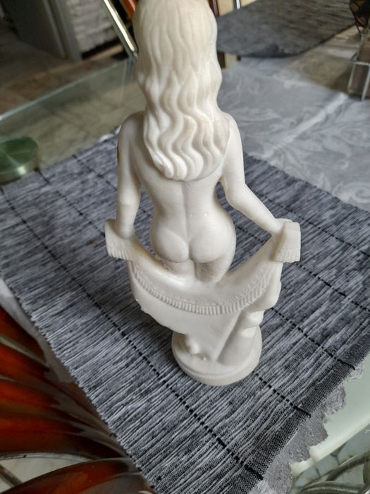 Мраморна статуя,кутия и ретро дамски колан