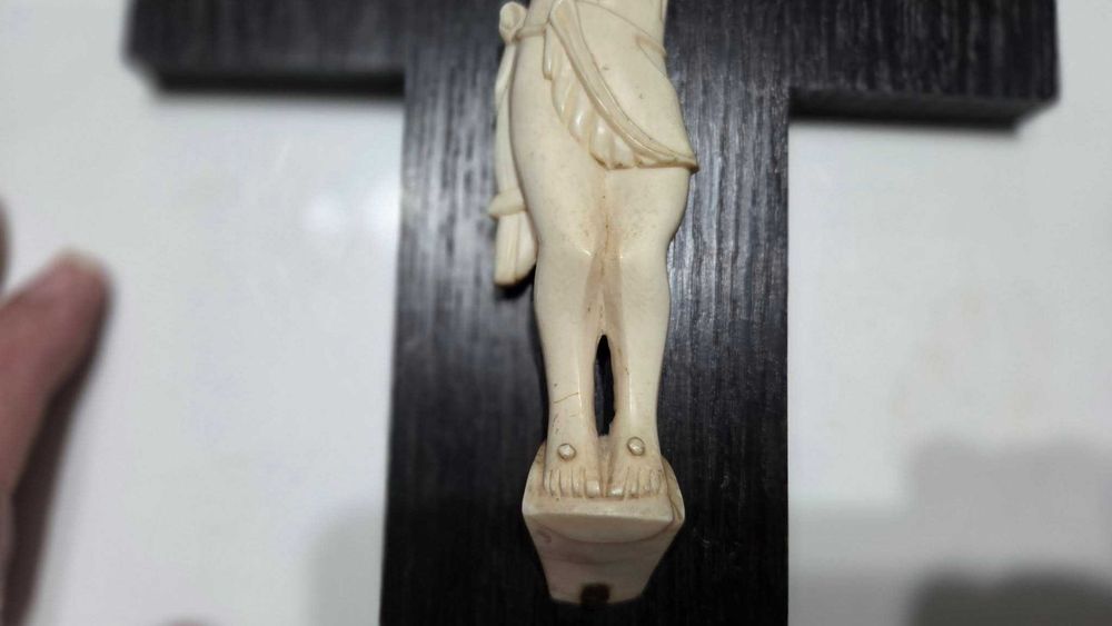 Lot de 2 crucifixuri din os si lemn