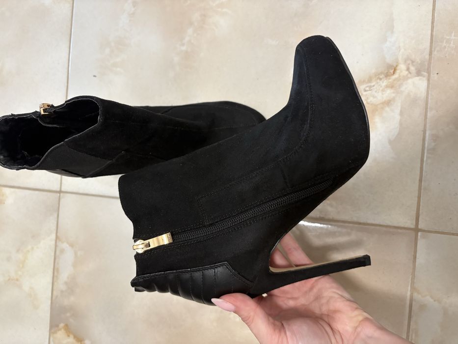 Черни боти на висок тънък ток