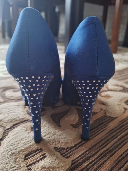 Продам очень красивые вечерние туфли