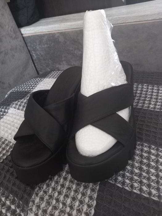 Продам новые кожаные босоножки