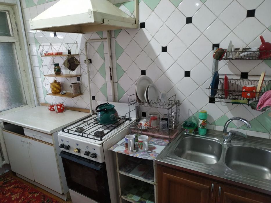 Продам 4-комнатную квартиру на Фархадском базаре , собственник