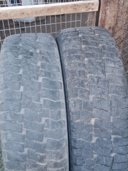 Продам шины б/у два размера