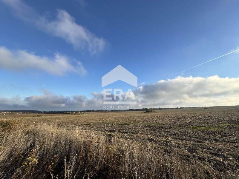 Парцел с морска панорама, разположен в близост до главен път Варна - К