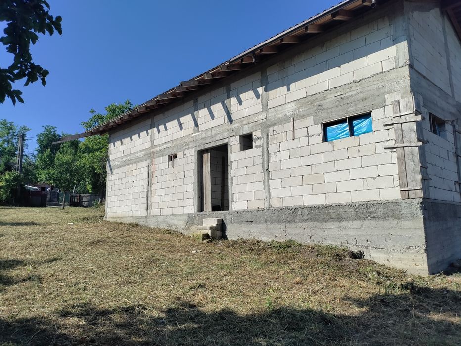 Casa la roșu cu teren