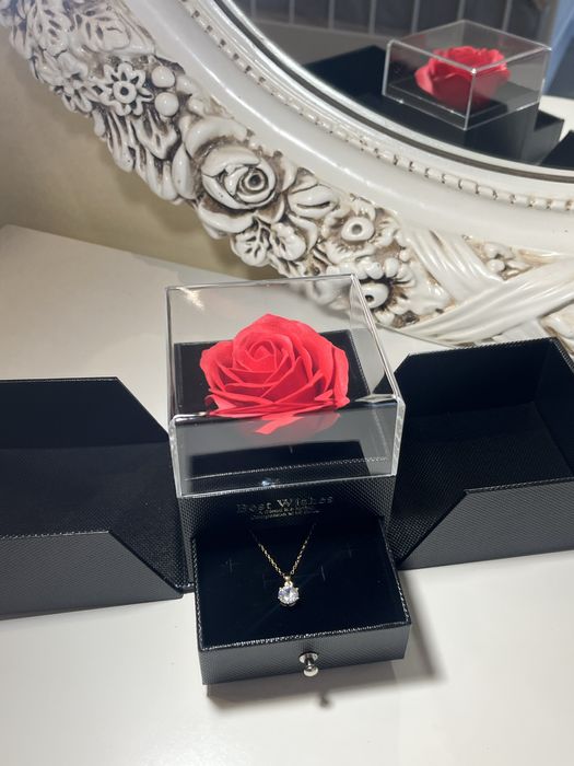 Подаръчна Кутия с Вечна Роза и Колие
