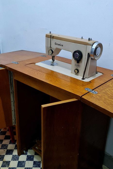 Vand mașină de cusut veche veronica stare foarte bună negociabil