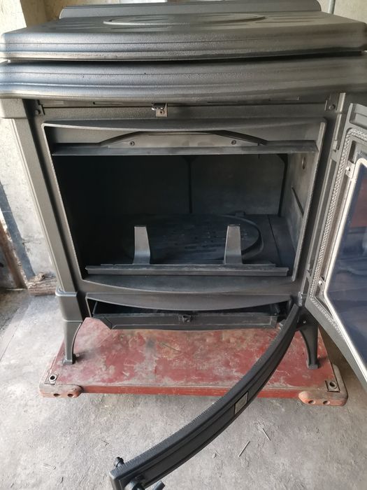 Чугунена печка на дърва