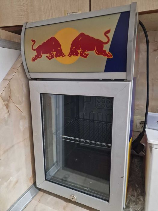 Хладилник-витрина Red Bull минибар
