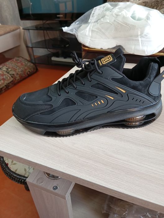 Продам кроссовки мужские