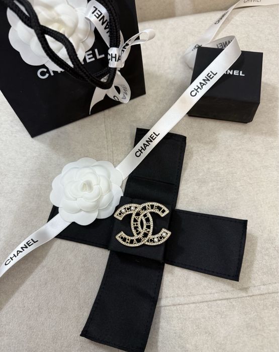 Серьги и брошь шанель с упаковкой