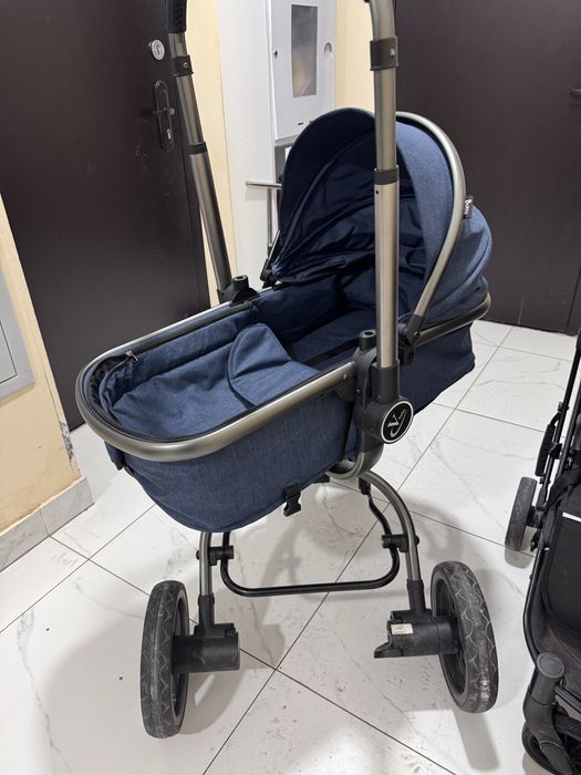Коляска новая синего цвета