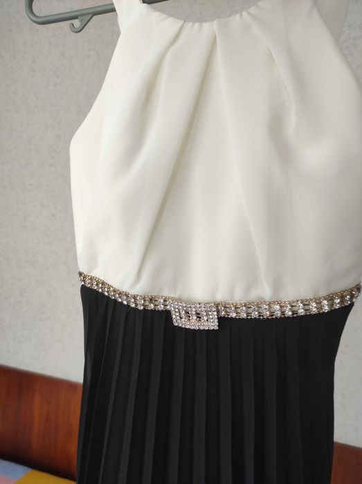 Плисирана рокля за официален повод