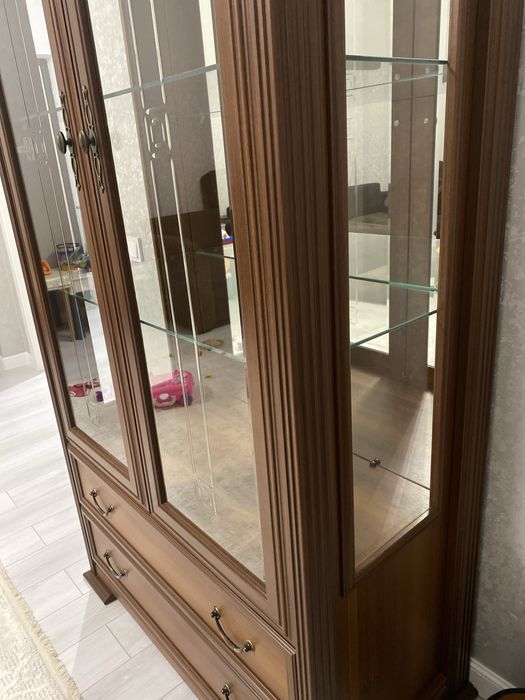 Продам сервант витрину